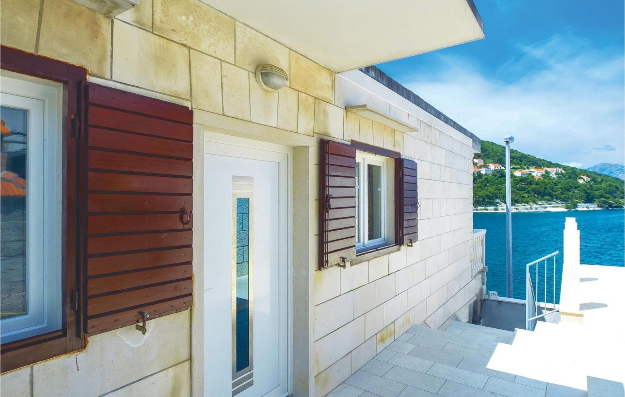 Beautiful Home In Pucisca With Wifi Екстер'єр фото