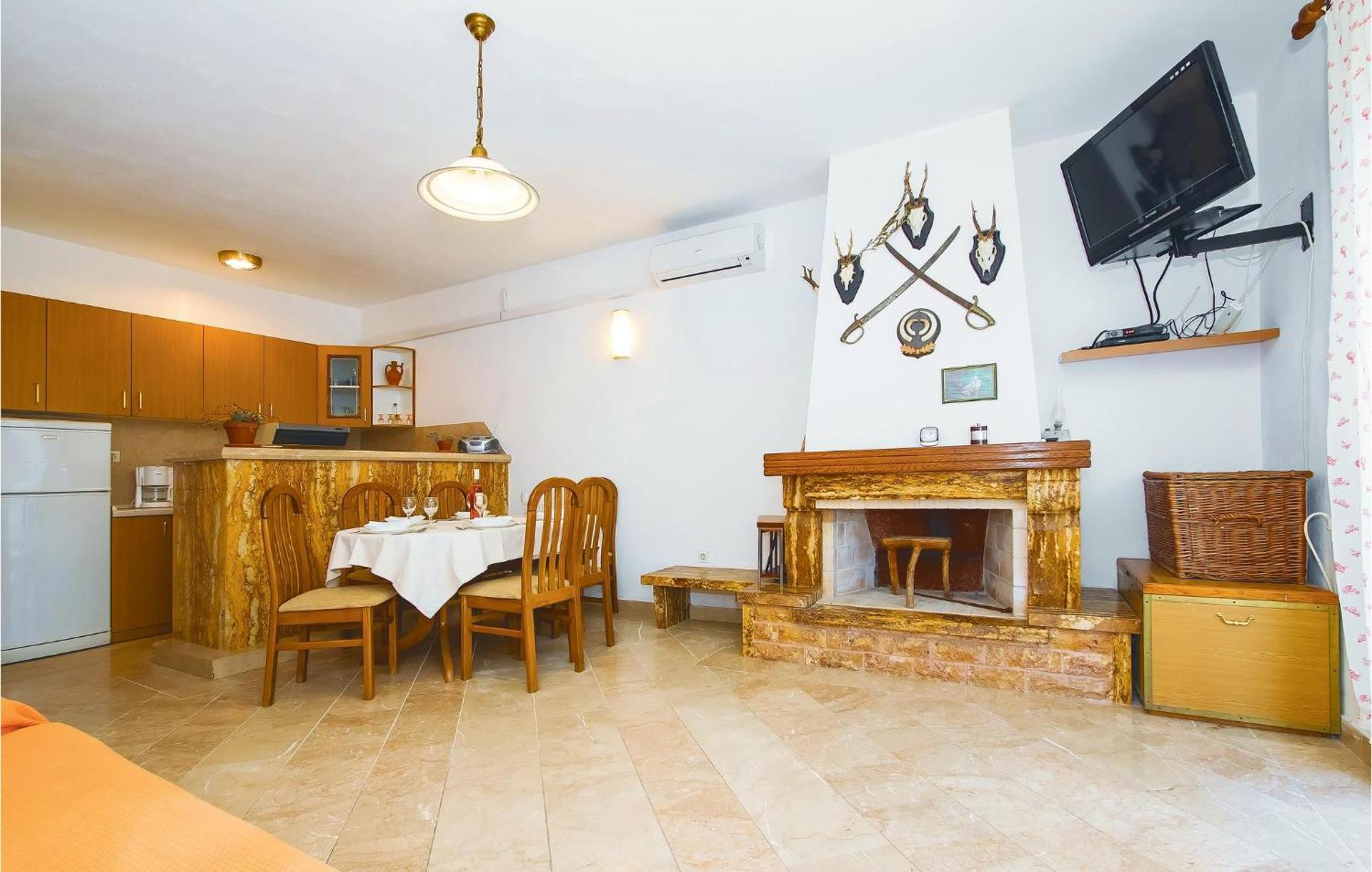 Beautiful Home In Pucisca With Wifi Екстер'єр фото