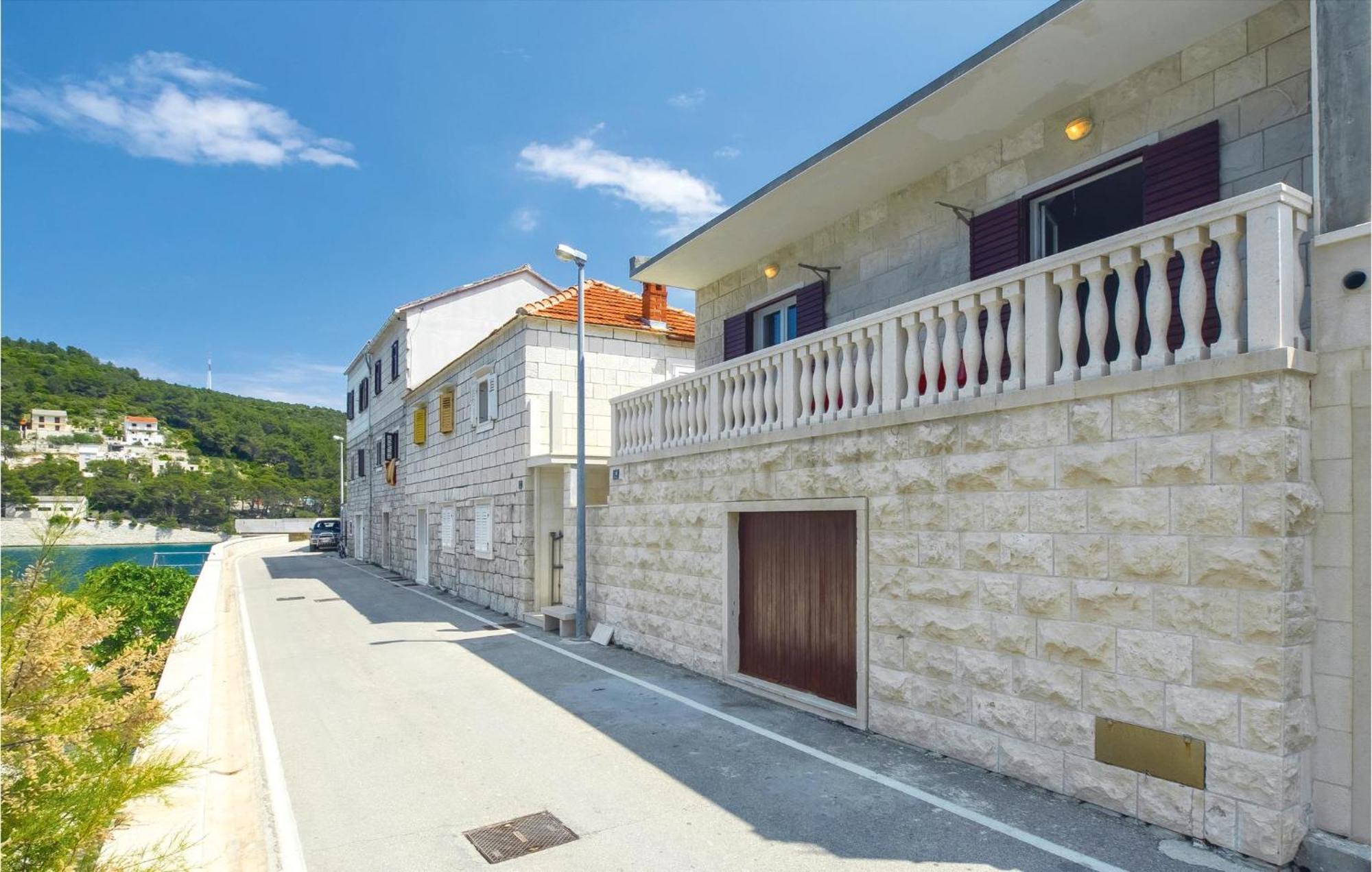 Beautiful Home In Pucisca With Wifi Екстер'єр фото