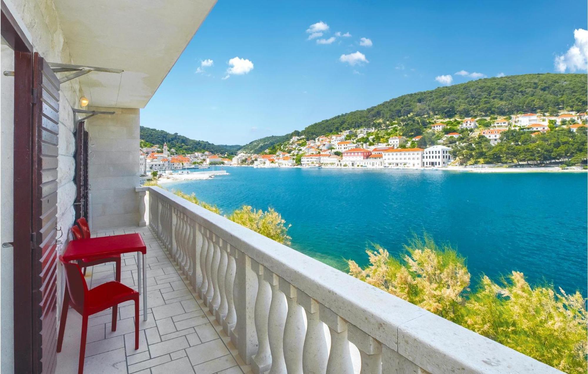 Beautiful Home In Pucisca With Wifi Екстер'єр фото