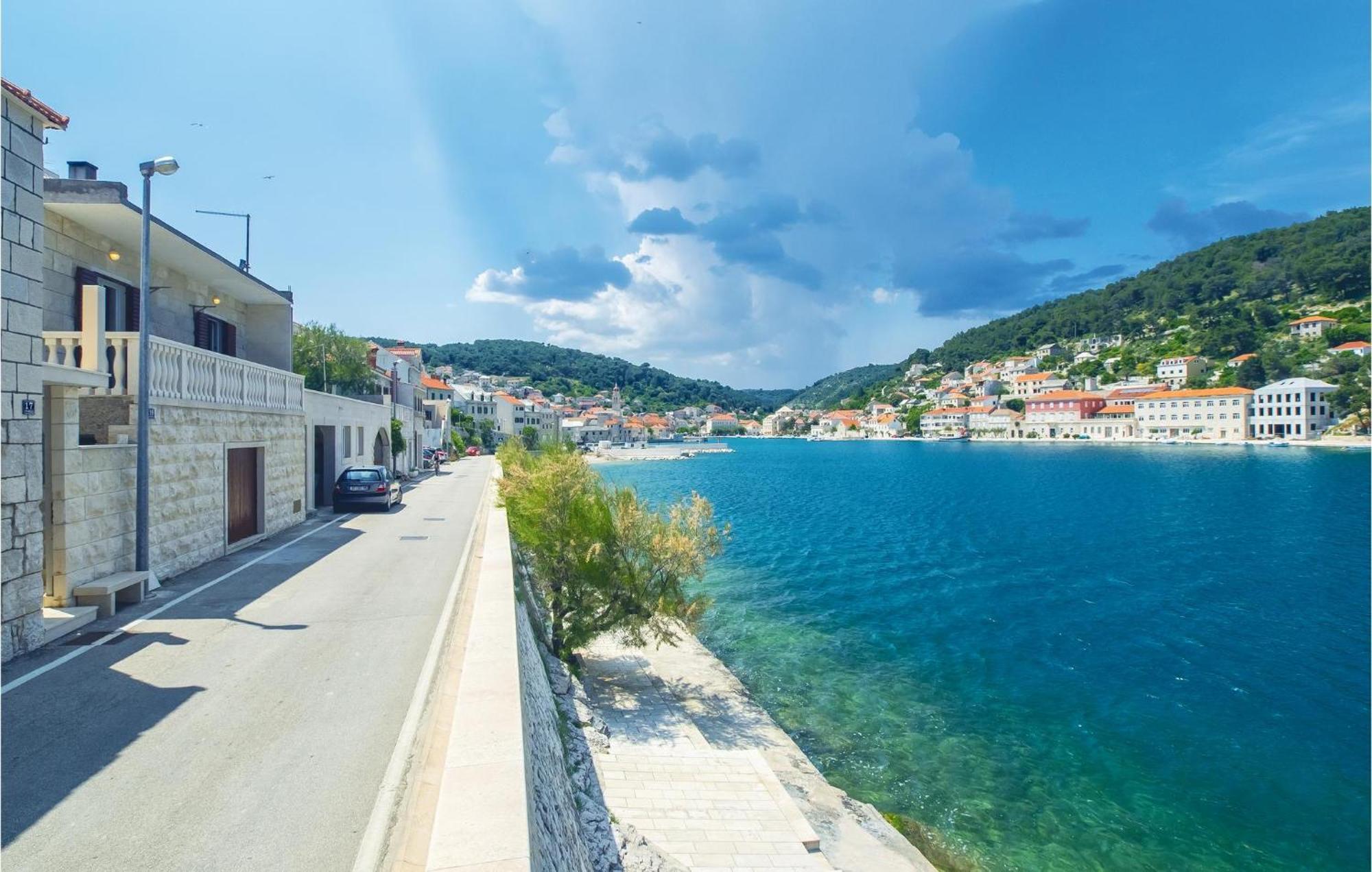 Beautiful Home In Pucisca With Wifi Екстер'єр фото
