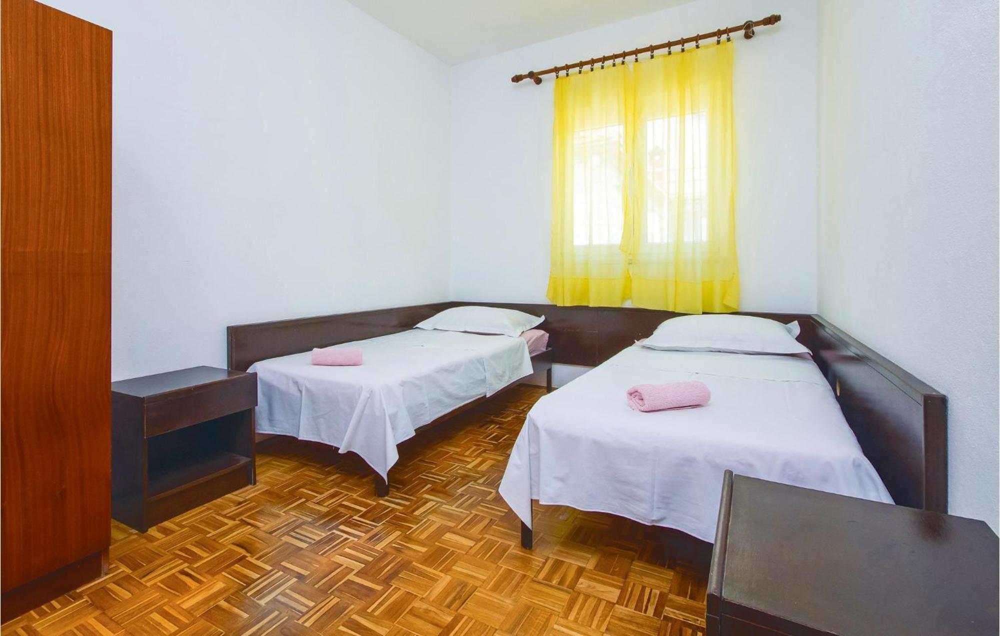 Beautiful Home In Pucisca With Wifi Екстер'єр фото
