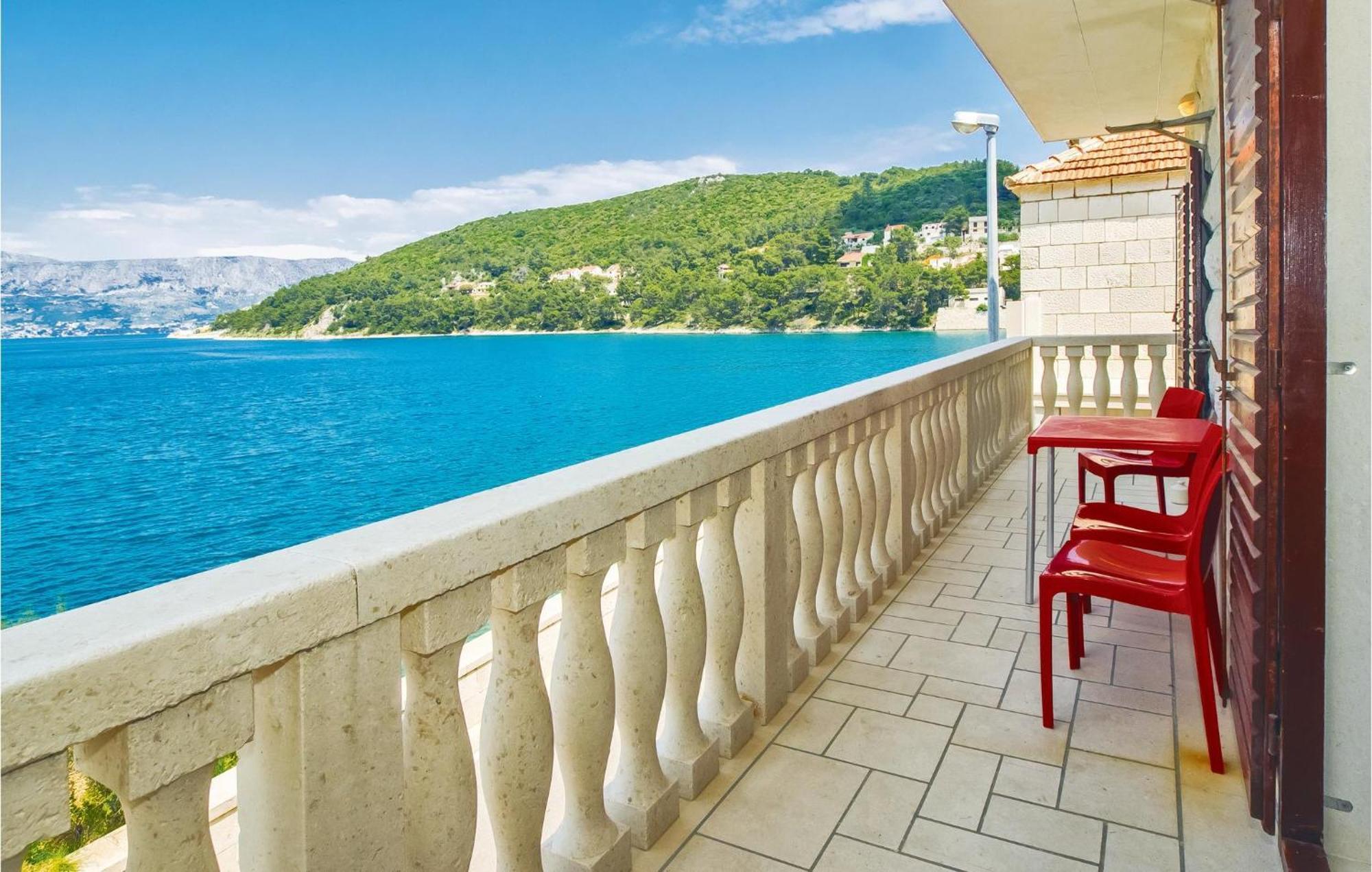 Beautiful Home In Pucisca With Wifi Екстер'єр фото